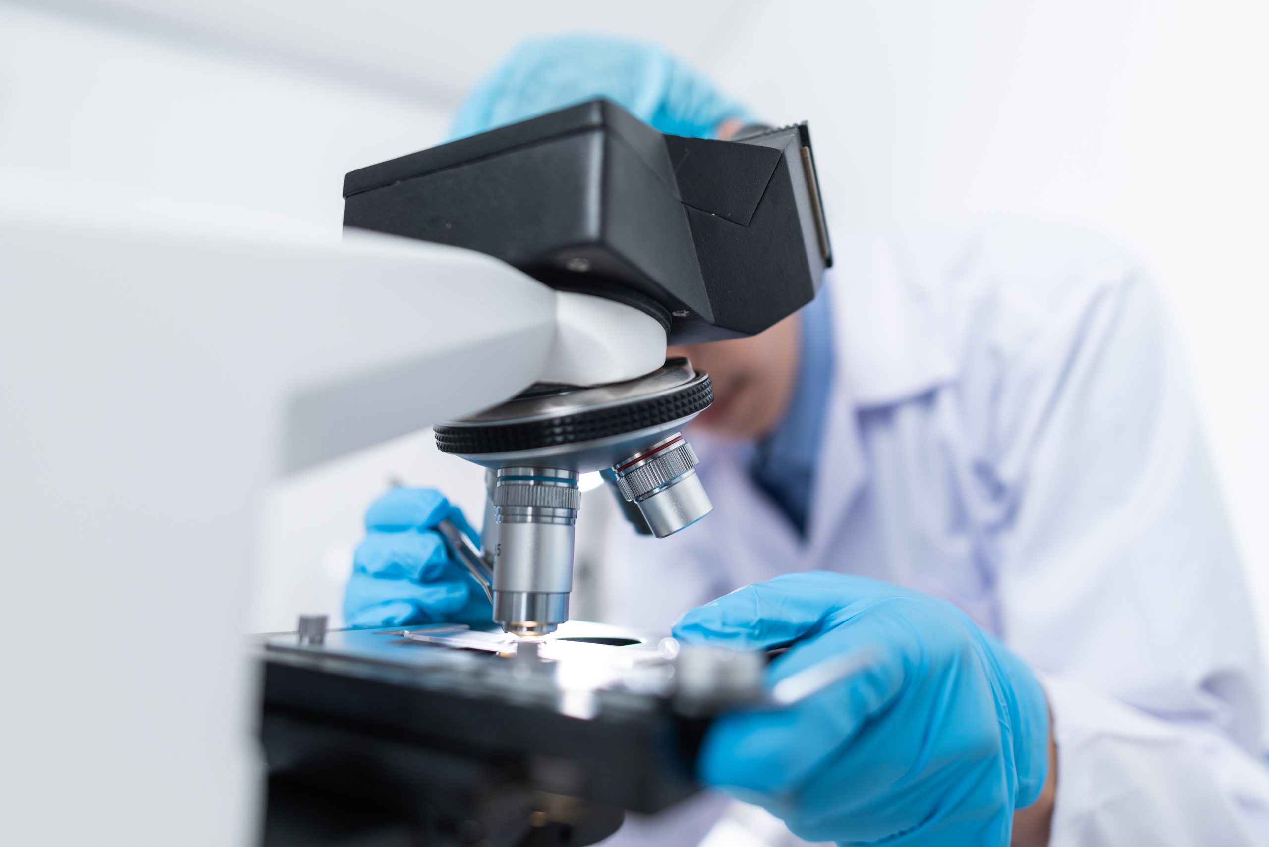 ¿Qué es un microscopio de fluorescencia?