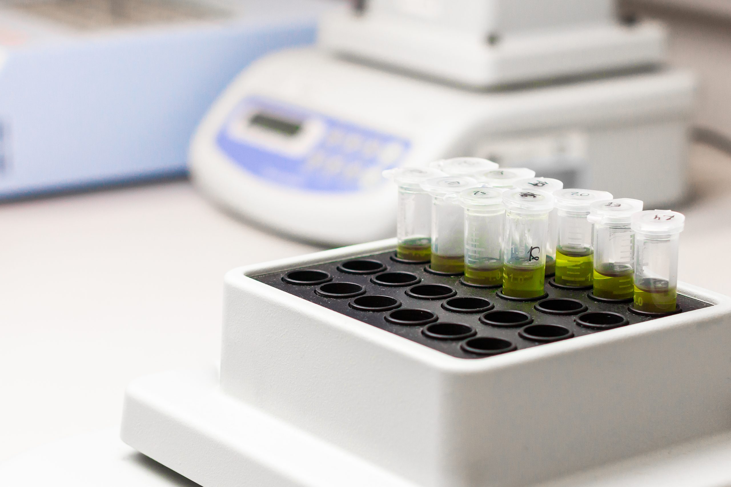 Agitador con placa de calentamiento: ¿Por qué es fundamental en un laboratorio de biología?
