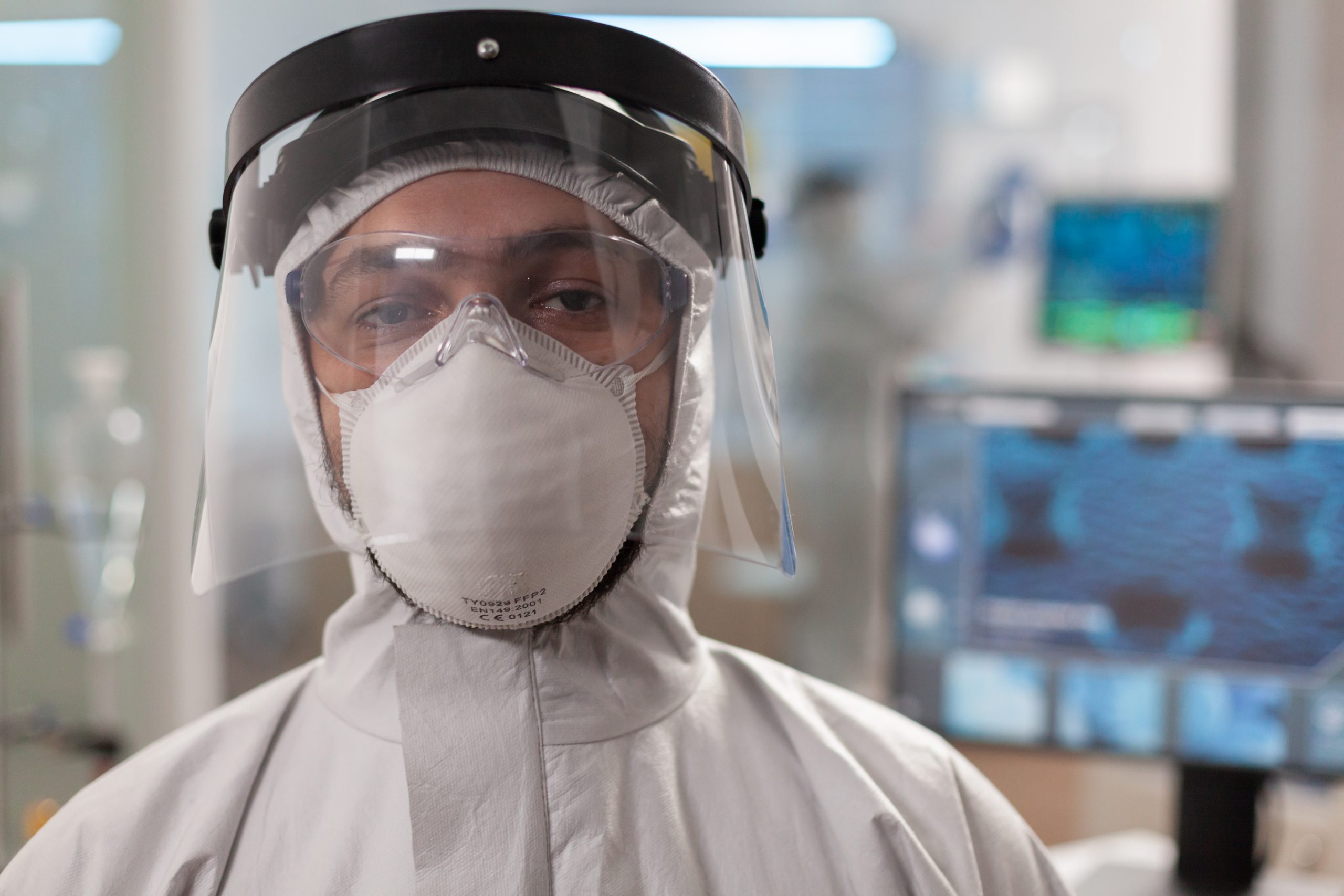 ¿Cuáles son los requisitos esenciales para usar una mufla en un ambiente de laboratorio?
